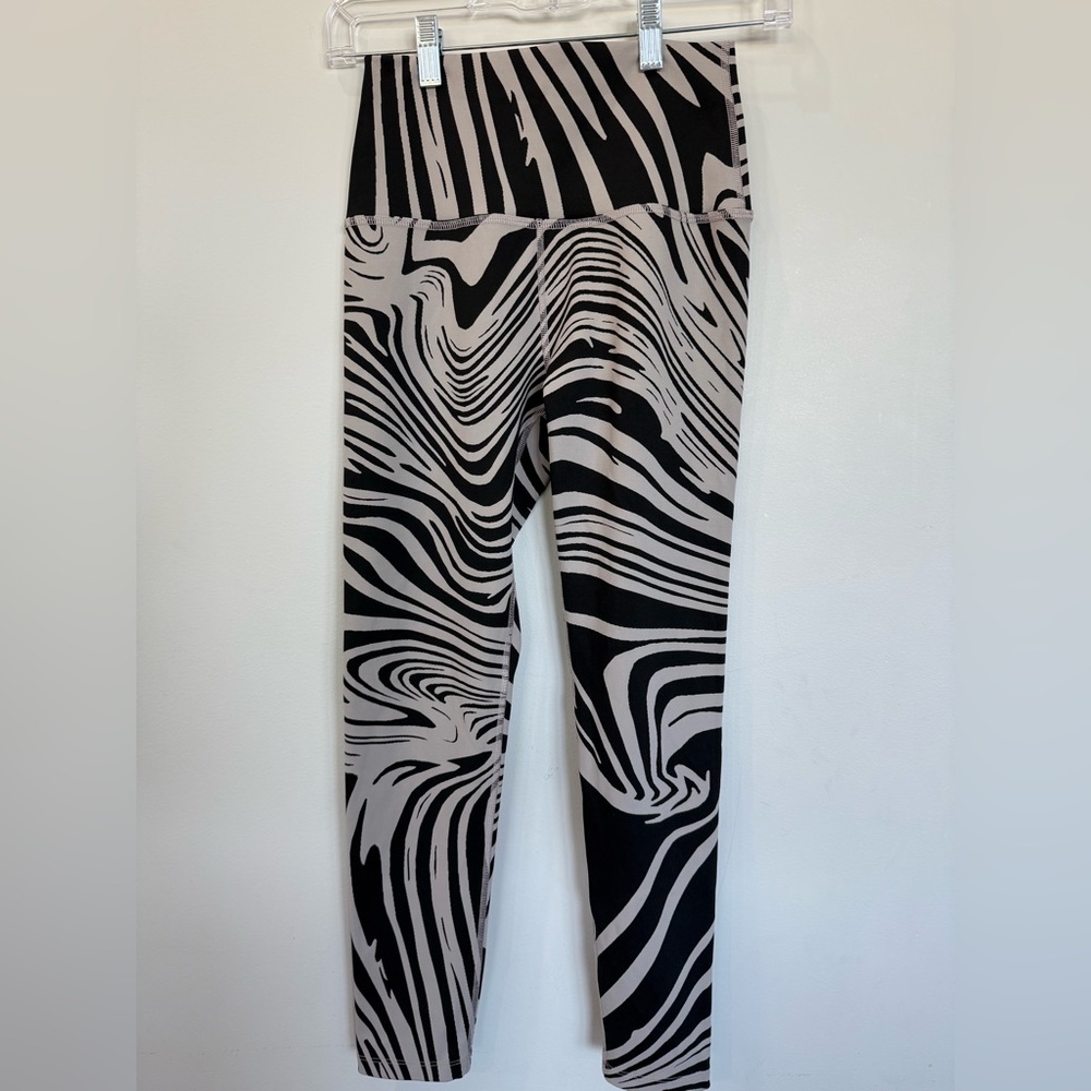 Beyond Yoga - High Waist Swirl Midi Legging In Gray Swirl‎ Jacquard Size XS